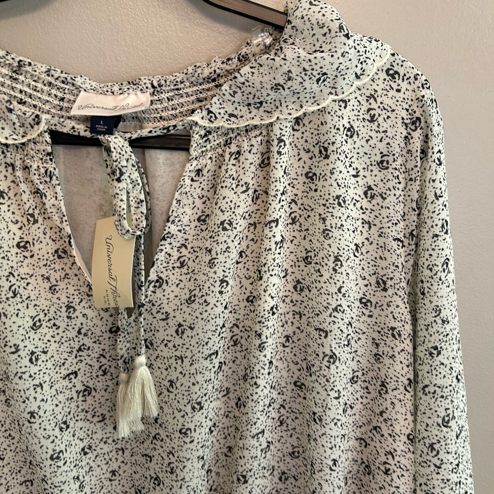 NWT Universal Thread long sleeved blouse with black design size L - Picture 8 of 16